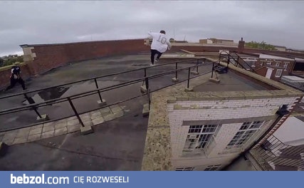 Ochroniarz prosi traserów o zejście z dachu