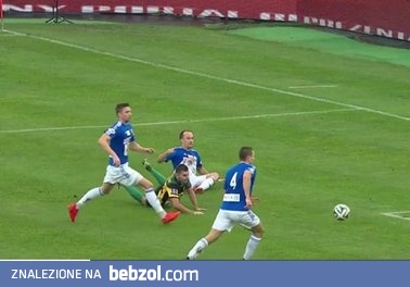 Trzecioligowy nurek nabrał sędziego