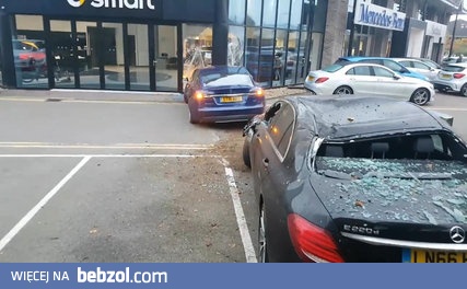 Kierowca w Tesli siejący zniszczenie 