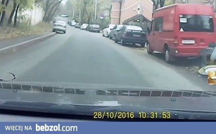 Cygan rzuca się na samochód by wymusić odszkodowanie