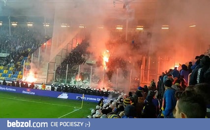 Kibice grają w dwa ognie