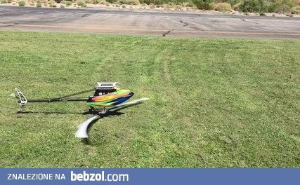 Ciekawe manewry w wykonaniu mini helikoptera