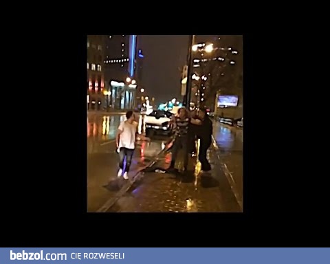 Kobitka srogo się zdziwiła, że po uderzeniu się przewróciła