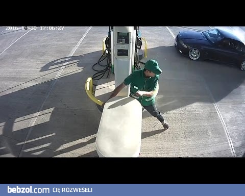 Pijany kierowca BMW rozbił się na stacji benzynowej