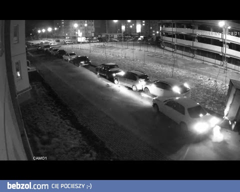 Pijany kierowca wyjeżdża z podwórka