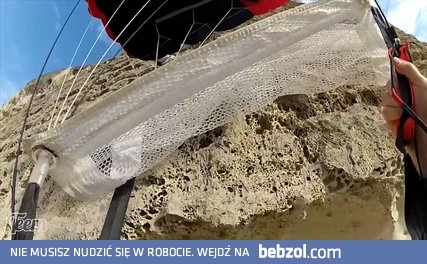 Spadochroniarz z rosji wpada na klif