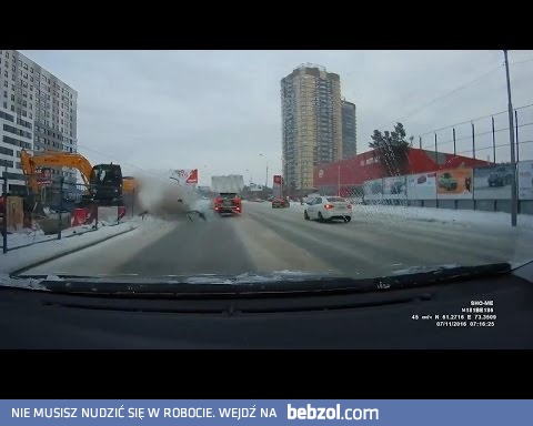 Zderzenie samochodu z koparką