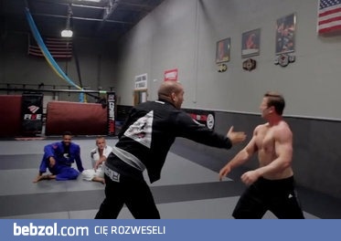 Mistrz Jiu-Jitsu robi miazgę z Bodybuildera