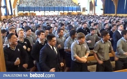 Uczniowie żegnają przechodzącego na emeryturę nauczyciela