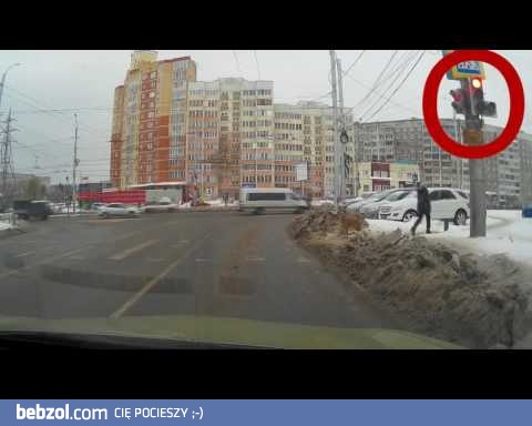 Jak przejść przez ulicę na światłach ?