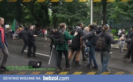 Człowiek wyciąga broń w obronie