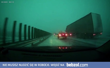 Stojąc w korku zimą patrz w lusterka