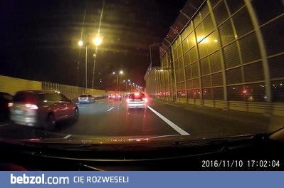 Cwaniak wyprzedzający poboczem oraz błyskawiczna akcja policji