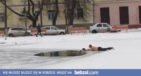 Półnagi Rosjanin ratuje psa