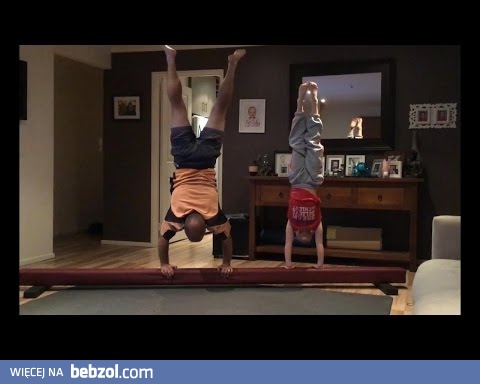 Ojciec próbuje kopiować swoją córkę