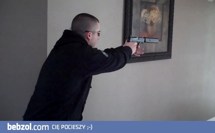 Jak naprawdę brzmią pistolety z tłumikiem w pomieszczeniach 