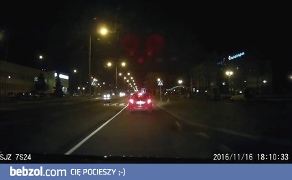 Kierowca potrąca kobietę na pasach