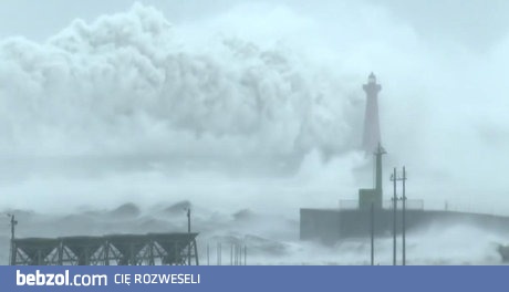 Wielka fala uderza w latarnie morską