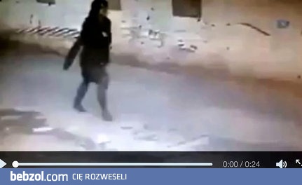 Włochy: Brutalny napad rabunkowy imigranta z Afryki na kobietę