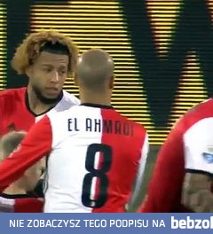 Kibice wspierają piłkarza który niedawno stracił matkę 