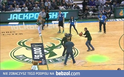 Fan koszykówki wykonuje rzut za 5 000 dolarów 