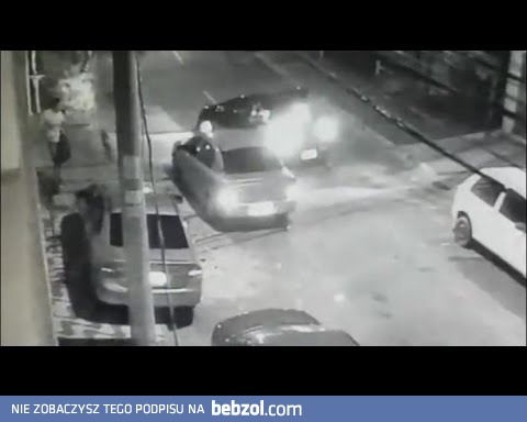 Policjant reaguje na napad w najlepszy możliwy sposób