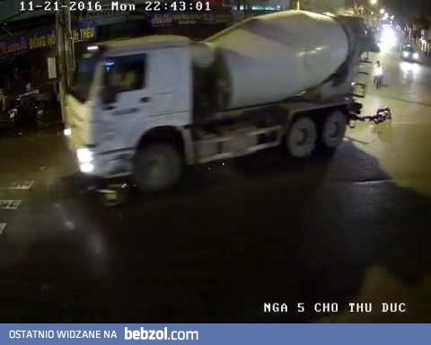 Przejechany betoniarką cudem wymiguje się śmierci