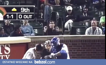 Kibic próbuję rozproszyć rzucającego z drużyny przeciwnej