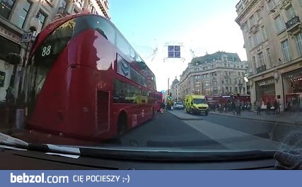 Fajtłapa na przejściu dla pieszych i reakcja ludzi 