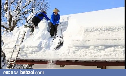 Usuwanie z dachu ogromnej pokrywy śnieżnej 