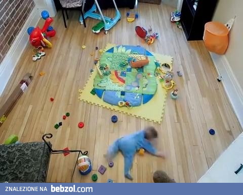 Jak się bawi twój młodszy brat?