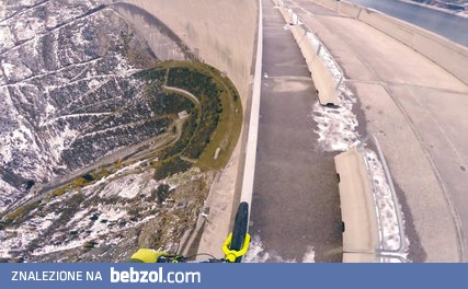 Jazda rowerem po poręczy nad 200m przepaścią