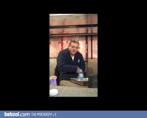 Pokazuje tacie sztuczkę