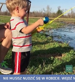 Dzieciak przy pomocy wędki-zabawki łowi rybę