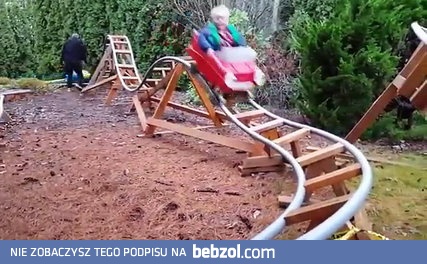 Dziadek majstruje mini kolejkę górską dla wnuczków