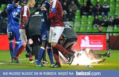Bramkarz dostał petardą podczas meczu