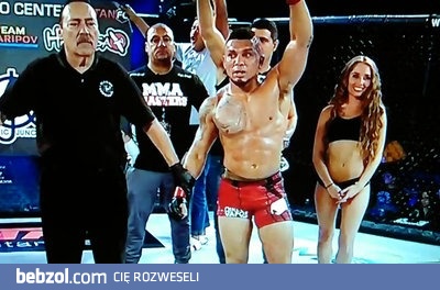 Zawodnik MMA uderza dziewczynę