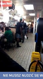 Dwóch czarnoskórych jegomościów zaciekle dyskutuje