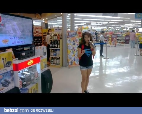Przypadkowa dziewczyna w supermarkecie zaczyna śpiewać