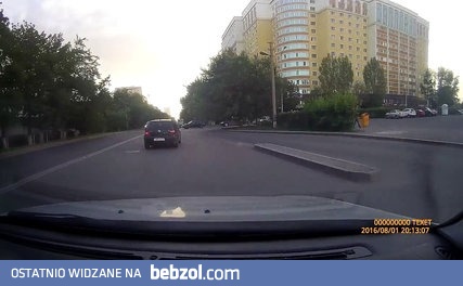 Mógłby zahamować, ale wolał pośmieszkować