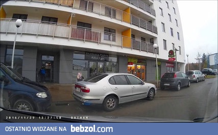 Agresywny babochłop kopie samochód 