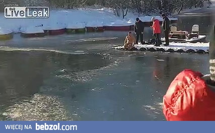 Mężczyzna ratuje psa