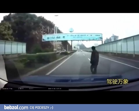 Niefrasobliwe przechadzanie się po drodze szybkiego ruchu