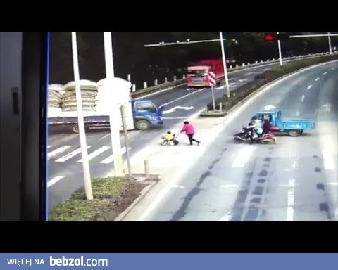 Wbieg kobiety z dzieckiem pod nadciągającego tira