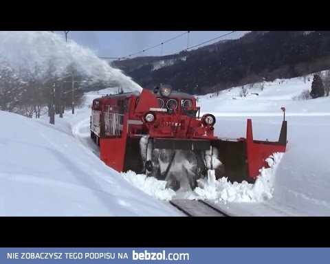 Pociągi usuwają zaspy z torów w Japonii
