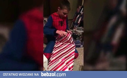 Chłopiec dostaje na święta oficjalny akt potwierdzający adopcję