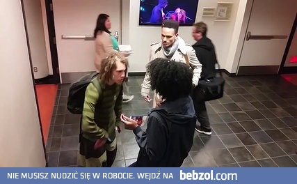 Czarna kobieta atakuje białego z dredami 