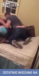 Żona, łóżko i powrót męża do domu...