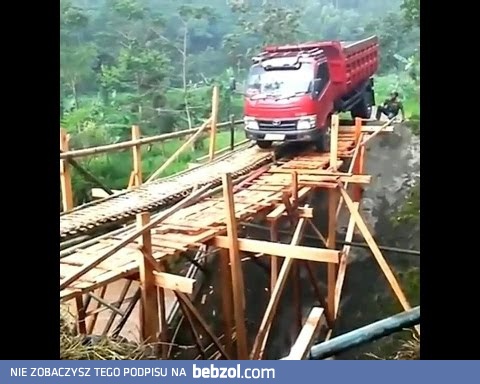 Próba przejazdu ciężarówki przez drewniany most
