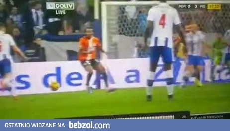 Różowypasek nie zauważa piłki lecącej w jej stronę